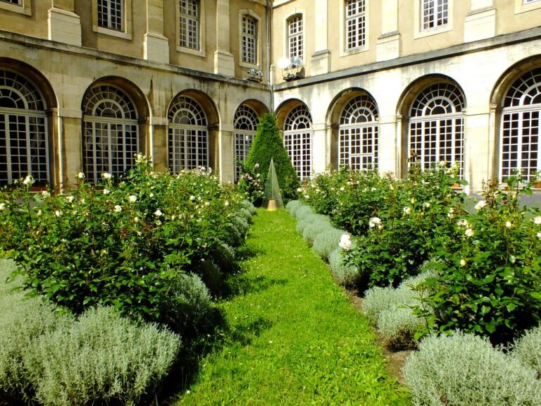 Le jardin du cloître de l'abbaye des Prémontrés à Pont à mousson