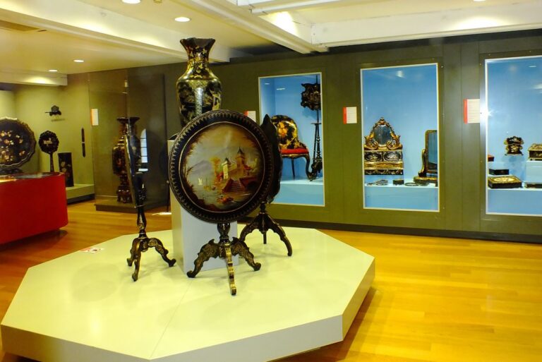 Guéridon papier mâché laqué - musée Au fil du papier