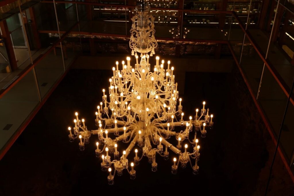 Lustre en cristal de saint Louis, pièce de prestige de la manufacture lorraine