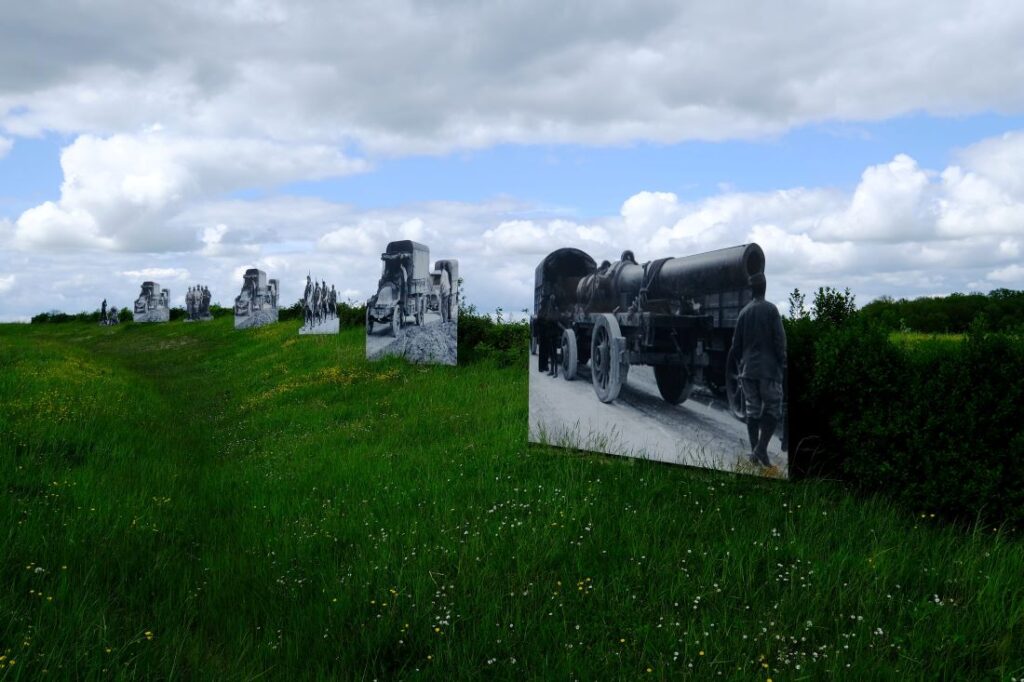 Panneaux près de Souilly montrant les conditions de circulation sur la Voie sacrée en 1916