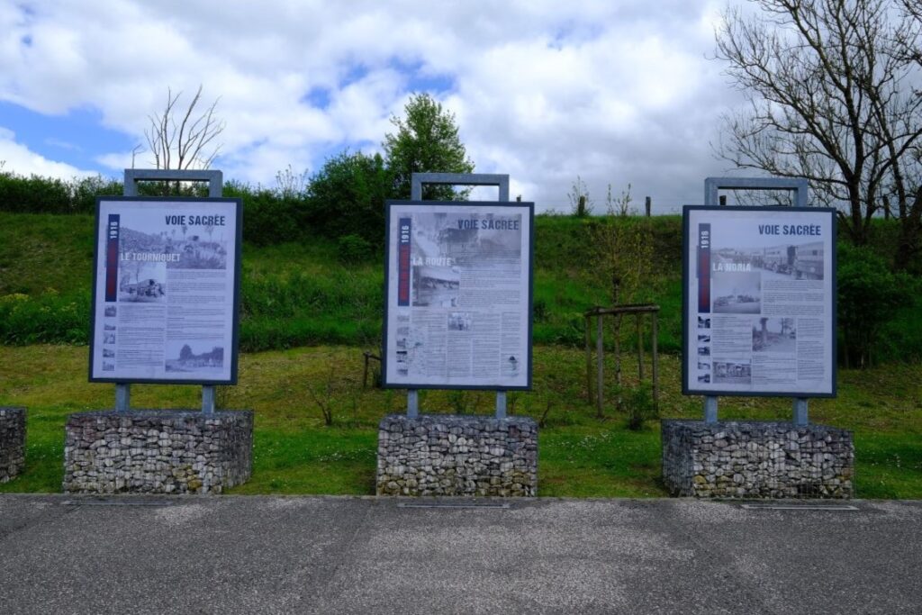 Panneaux à Moulin Brulé retraçant l'épopée de la Voie Sacrée en Meuse