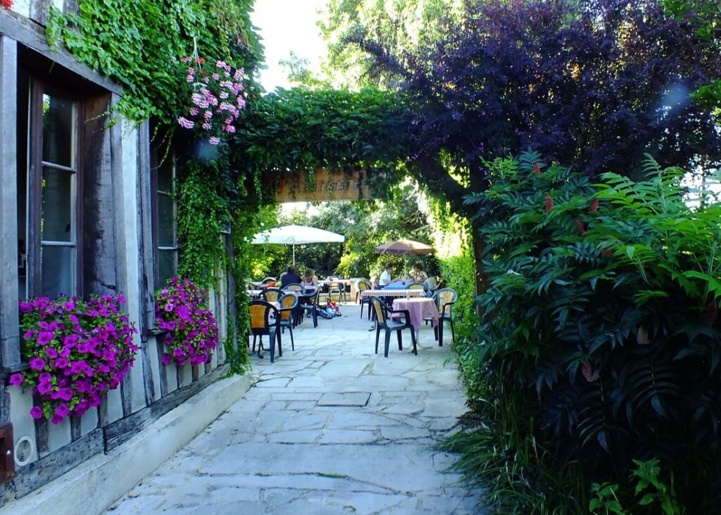 La terrasse de l'Austrasius à Beaulieu en Argonne