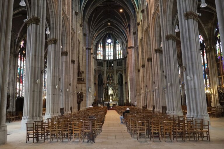 Lire la suite à propos de l’article Etonnante basilique Saint Epvre