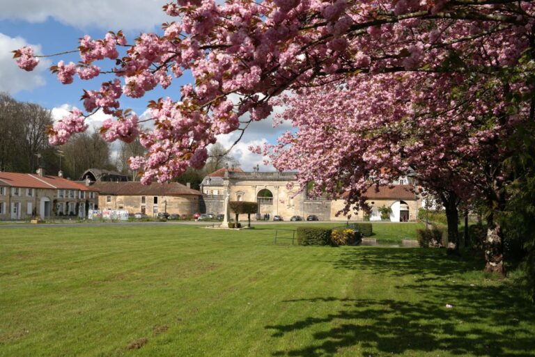 Abbaye de Trois Fontaines, l'entrée avec son portail