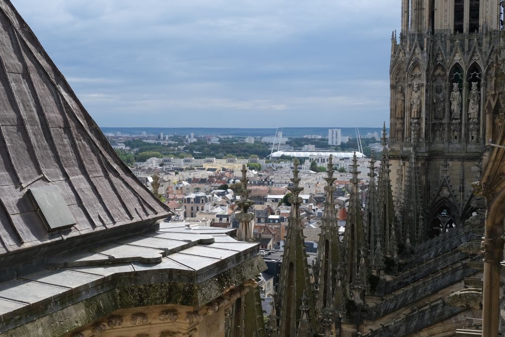 Panorama sur la galerie des rois de la cathédrale de Reims