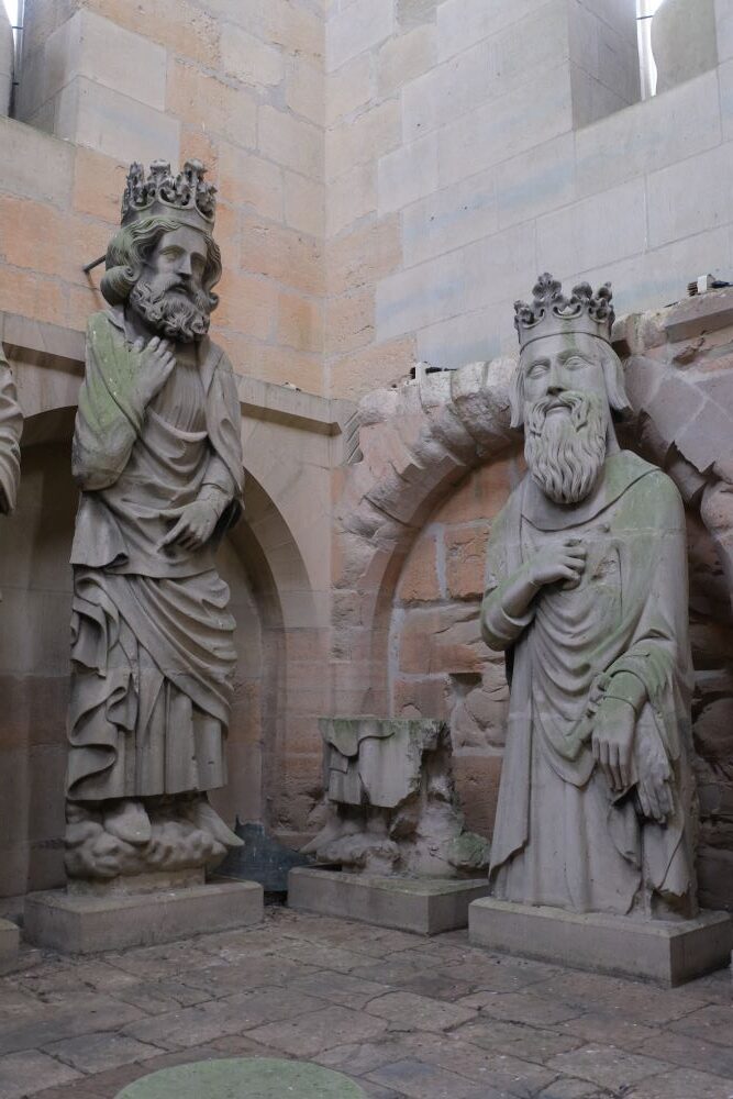 Statues de rois de France conservées dans les tours de la cathédrale de Reims