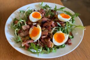 Lire la suite à propos de l’article Salade de pissenlits et œuf mollet coulant : un régal printanier !