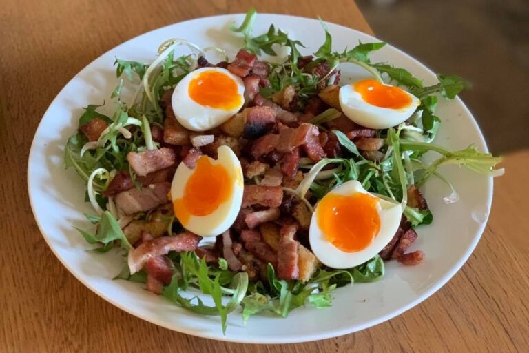 Salade de pissenlits et œuf mollet coulant : un régal printanier !