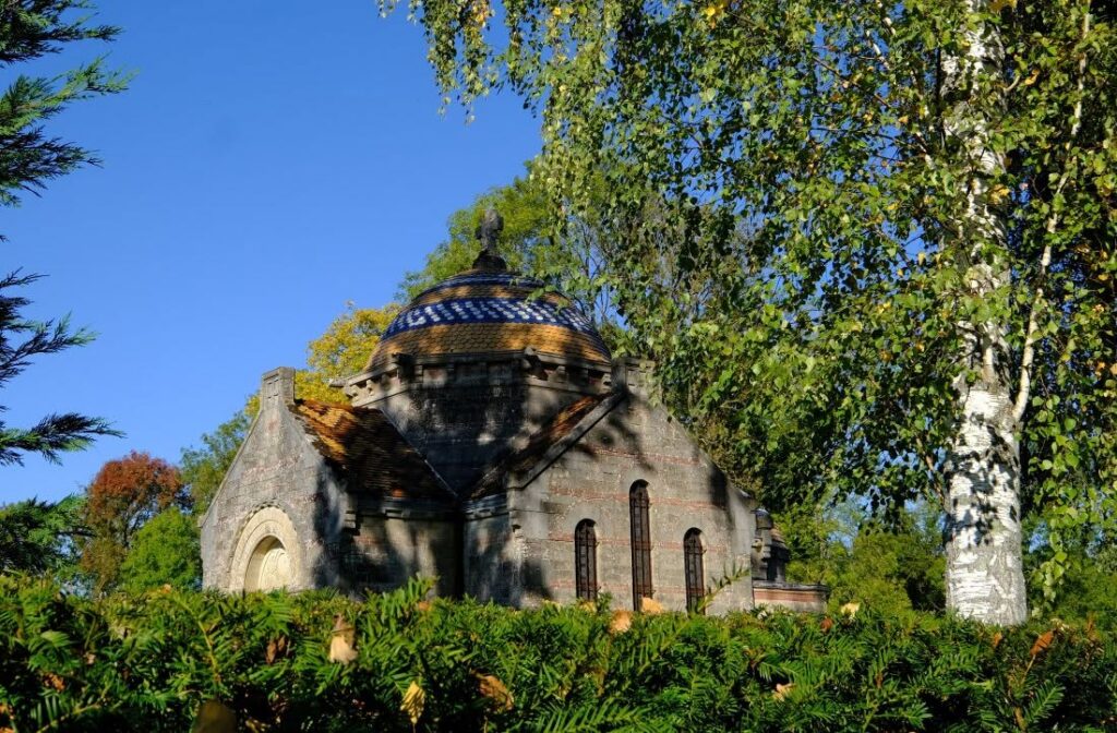 Chapelle byzantine dans le jardin du château de Bussemont
