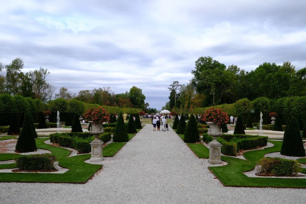 La grande allée inspirée des dessins d'André Le Notre au château de Bussemont